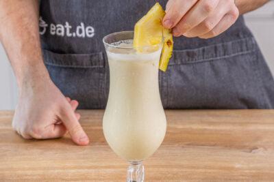 Pina Colada Cocktail dekorieren