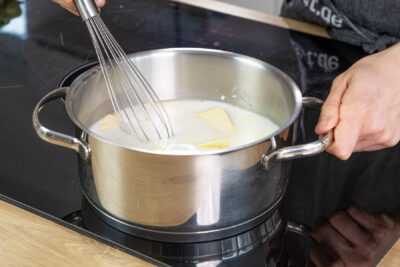 Wasser, Milch & Butter verrühren