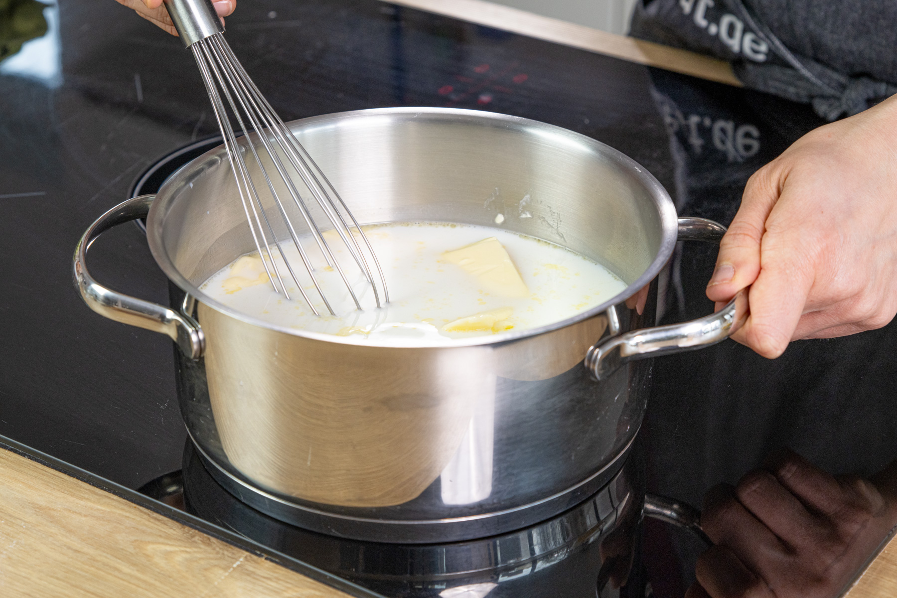 Wasser, Milch & Butter verrühren