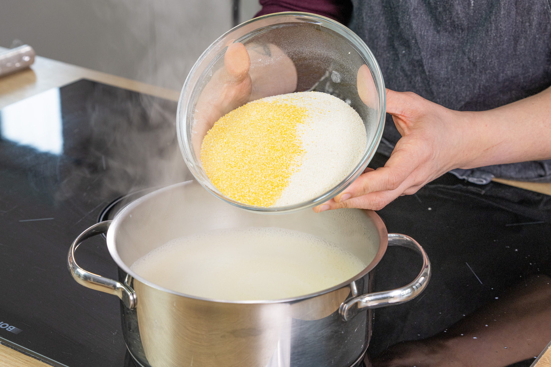 Polenta und Grieß dazugeben