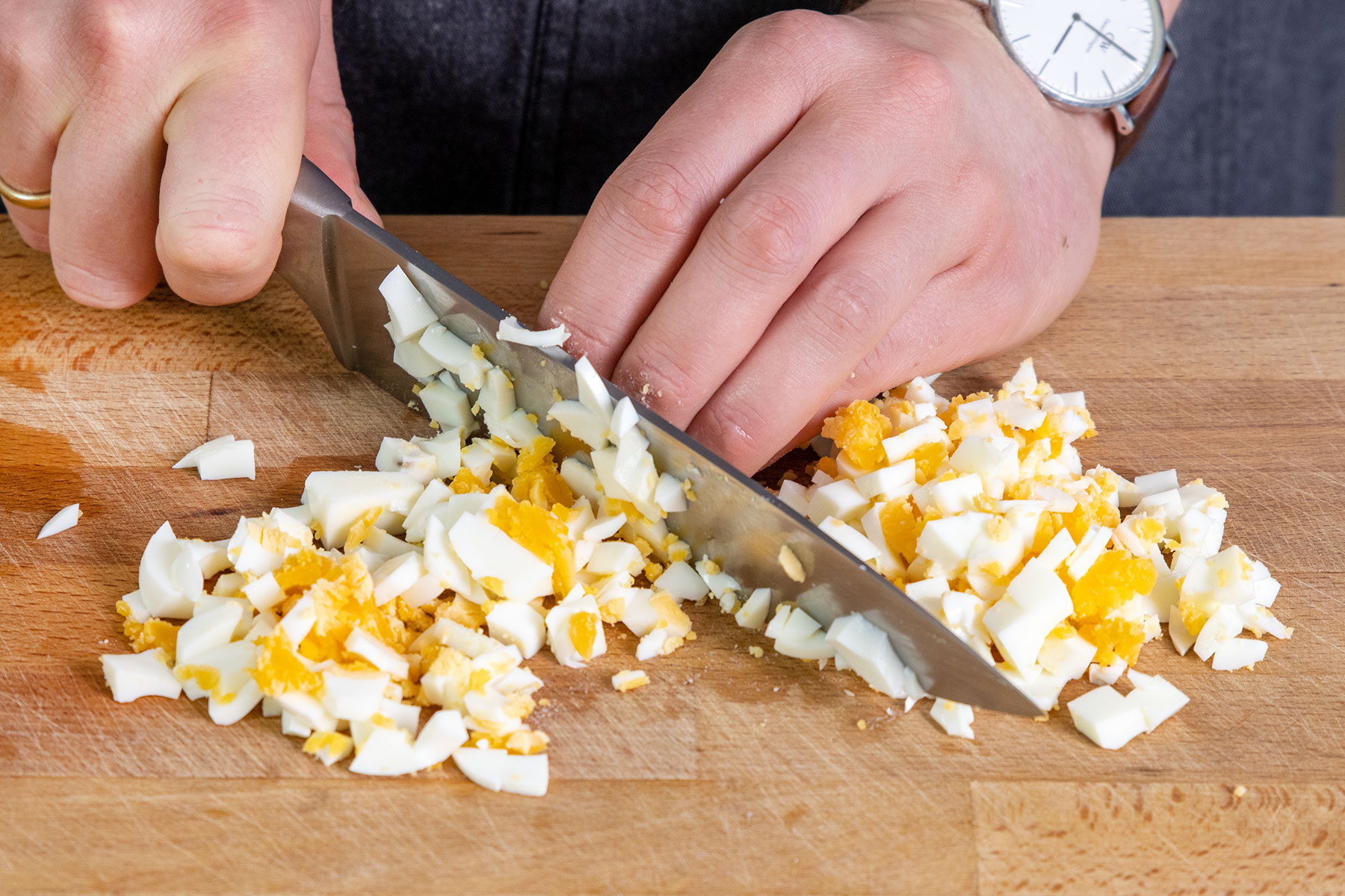 Eier für den polnischen Kartoffelsalat klein schneiden