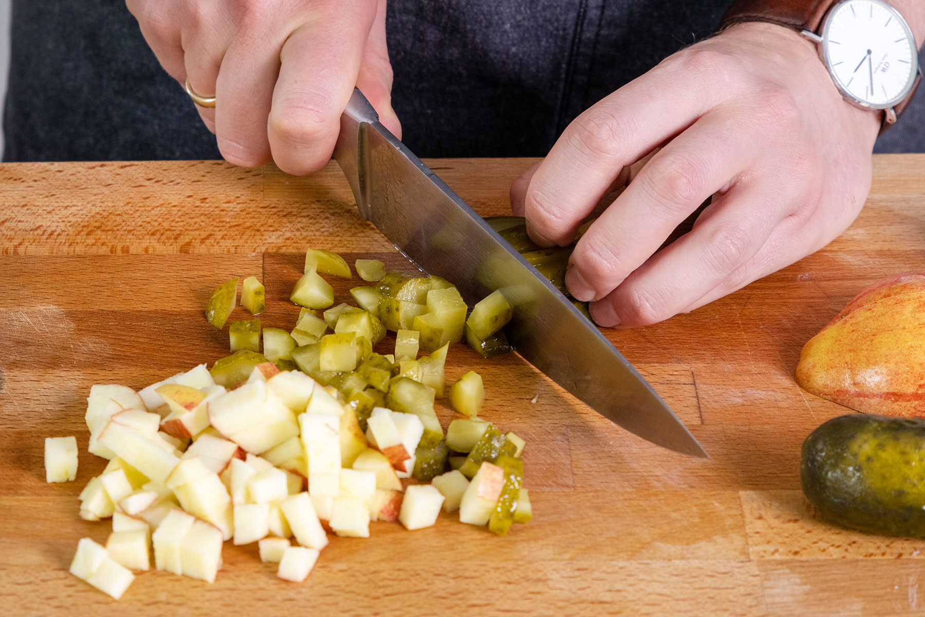 Apfel und saure Gurken kleine schneiden