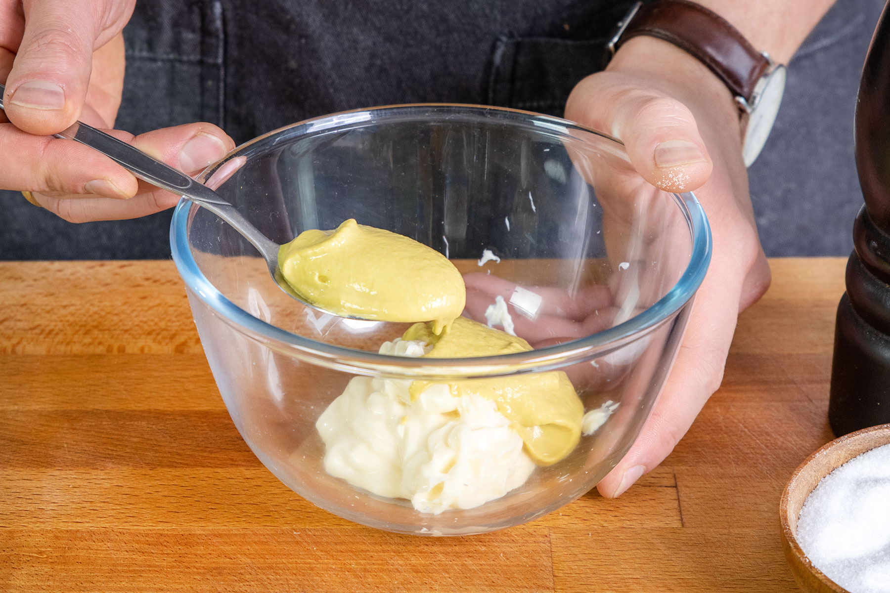 Senf zur Mayonnaise geben