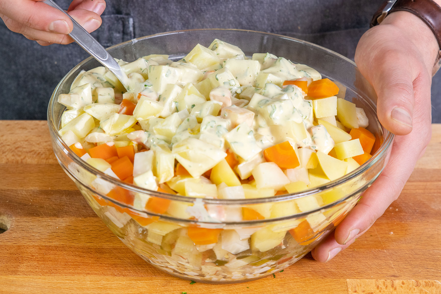 Dressing über den polnischen Kartoffelsalat geben
