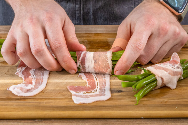 Prinzessbohnen mit Speck einrollen