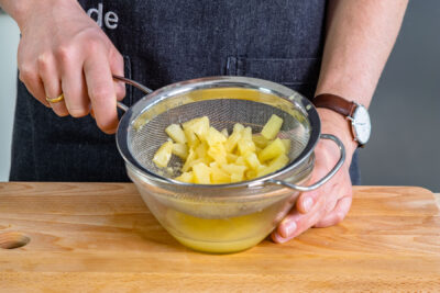 Ananas abgießen