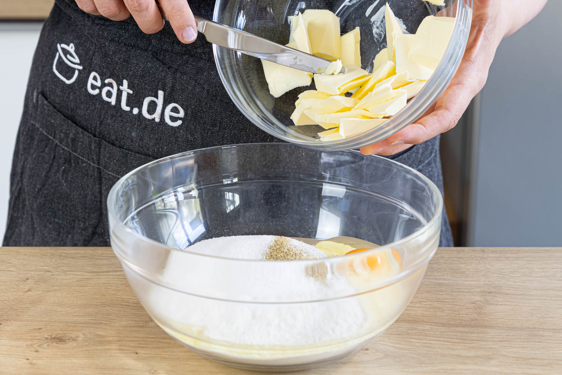 Streuselteig für den Quarkkuchen vorbereiten