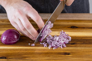 rote Zwiebeln in feine Würfel hacken