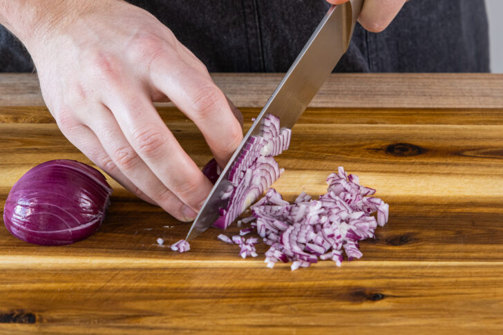 rote Zwiebeln in feine Würfel hacken