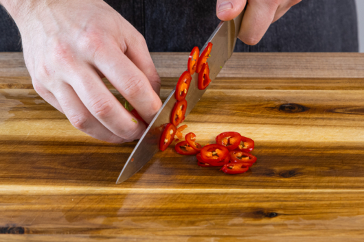 Chili in feine Scheiben schneiden