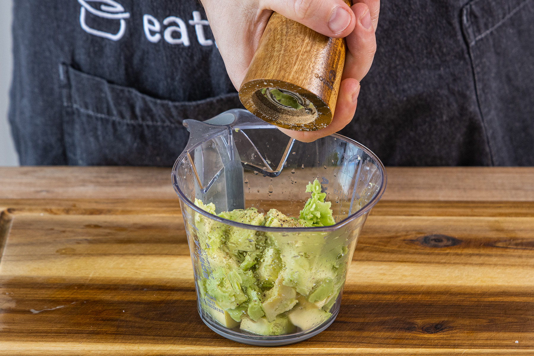 Guacamole mit Salz und Pfeffer würzen