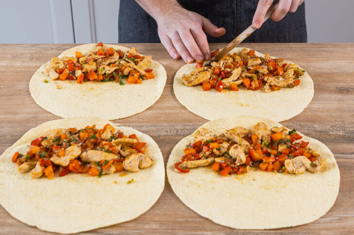 Quesadilla-Füllung in die Tortillas füllen