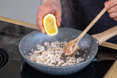 Zwiebeln mit Zitronensaft ablöschen
