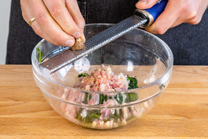Muskat zur Spinat-Ricotta-Füllung reiben