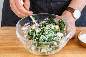 Spinat-Ricotta-Füllung umrühren