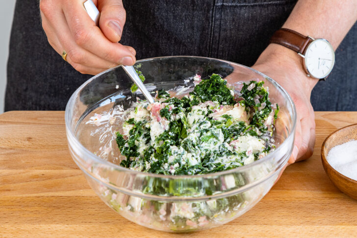 Spinat-Ricotta-Füllung umrühren