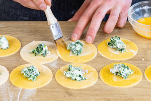 Ravioli mit Ei bestreichen