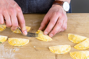 Ravioli mit Spinat-Ricotta verschließen