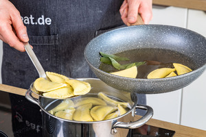 Ravioli mit Spinat-Ricotta braten