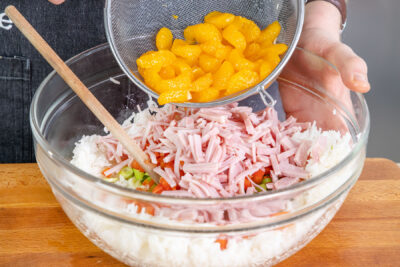 Mandarinen zu dem Salat geben