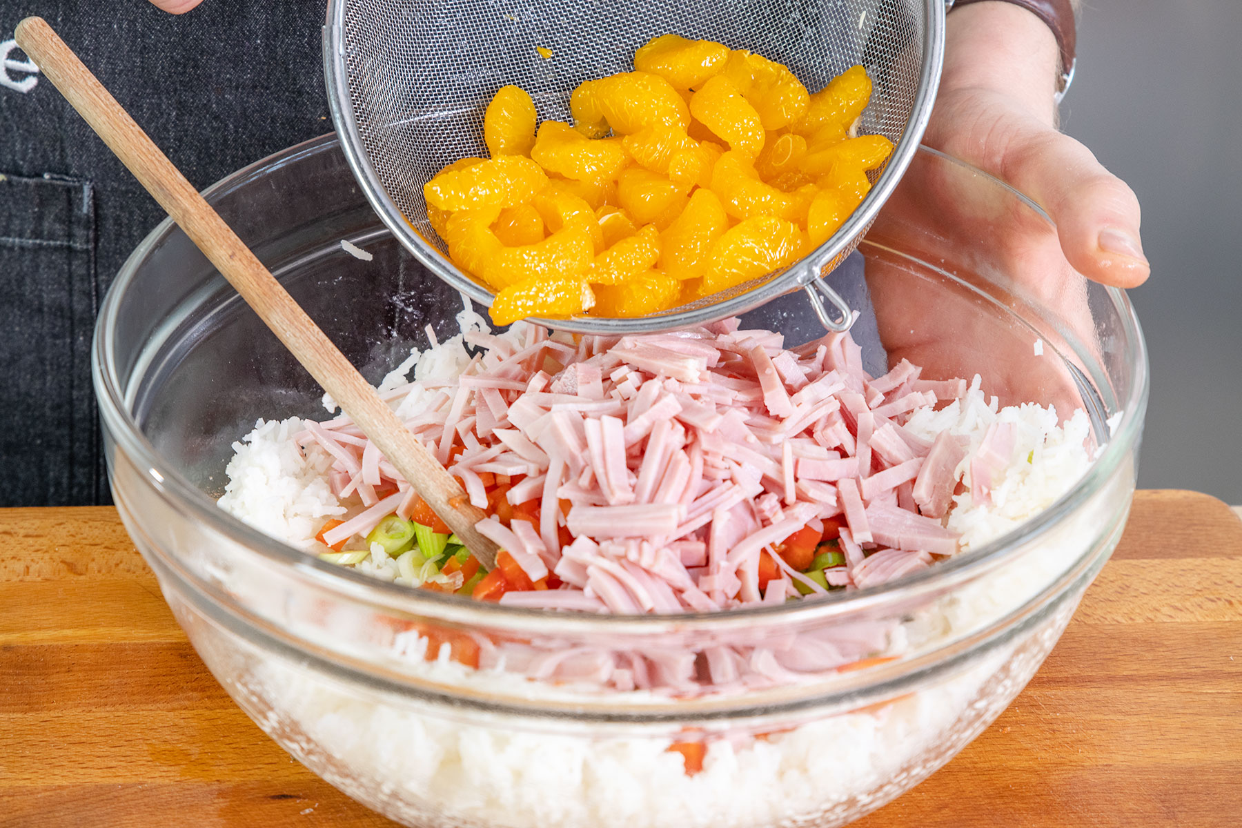 Mandarinen zu dem Salat geben