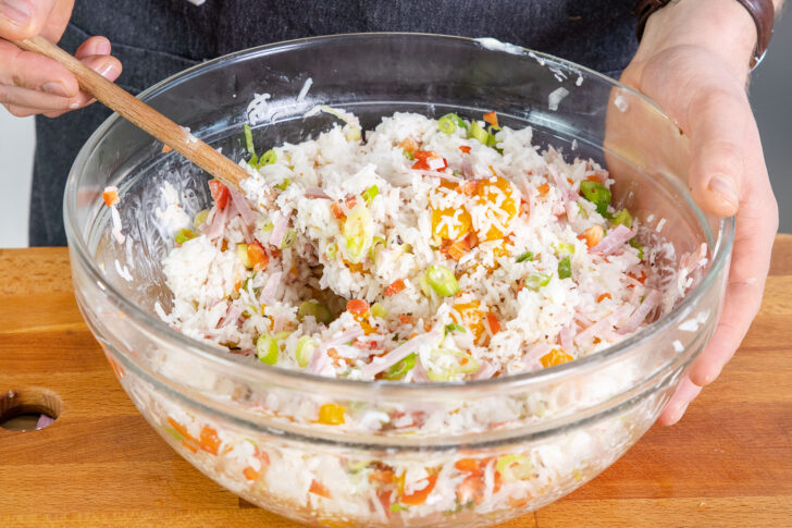 Reissalat mit Mandarinen umrühren