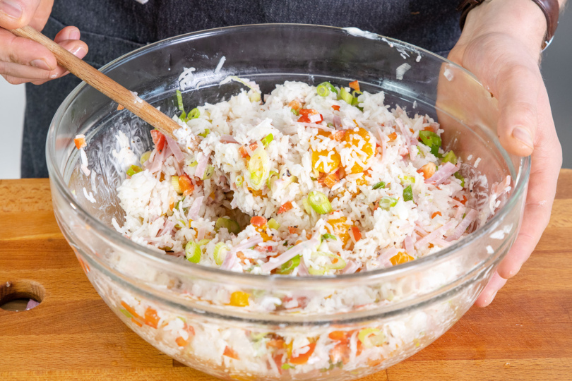 Reissalat mit Mandarinen umrühren