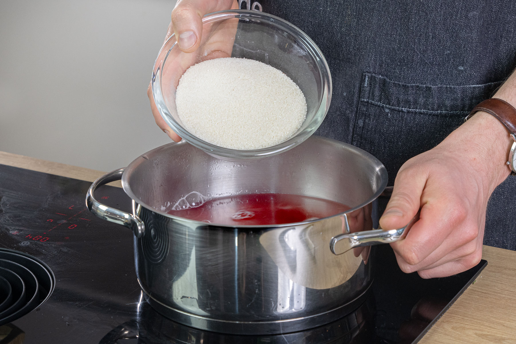 Zucker zum Rhabarbersirup geben