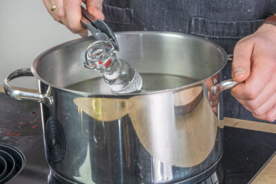 Flaschen für Rhabarbersirup auskochen