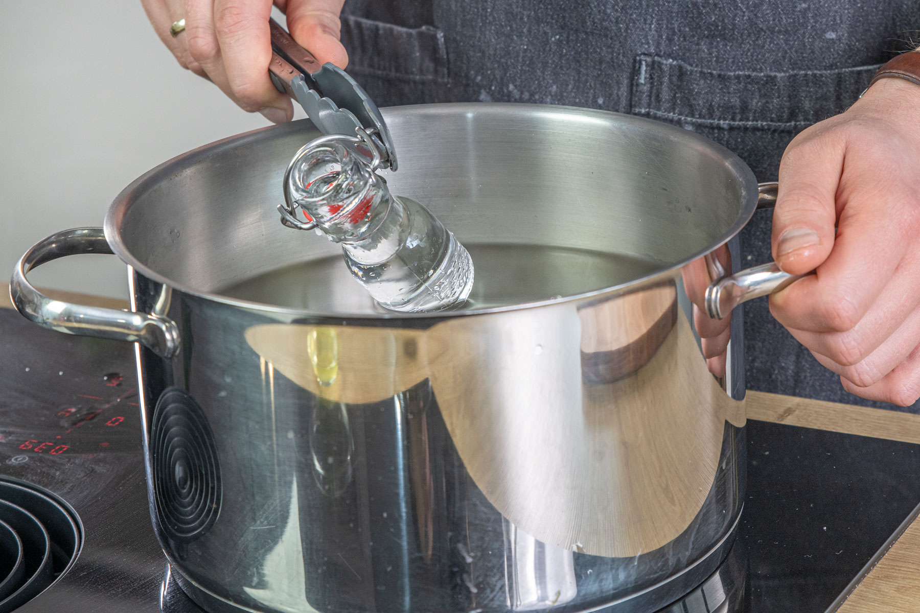 Flaschen für Rhabarbersirup auskochen