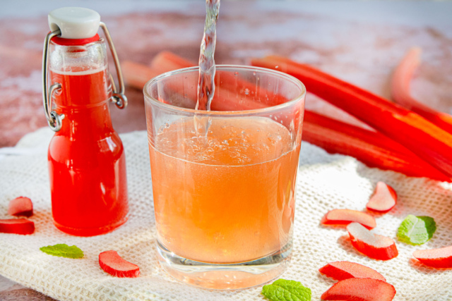 Fabelhafter Rhabarbersirup Ein Rezept Fur Sonnige Tage Und Fruchtige Genussmomente Feed