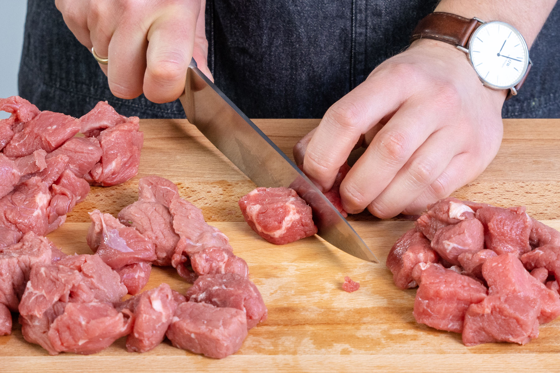 Rindfleisch in Würfel schneiden