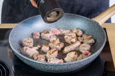 Rindfleischgulasch würzen