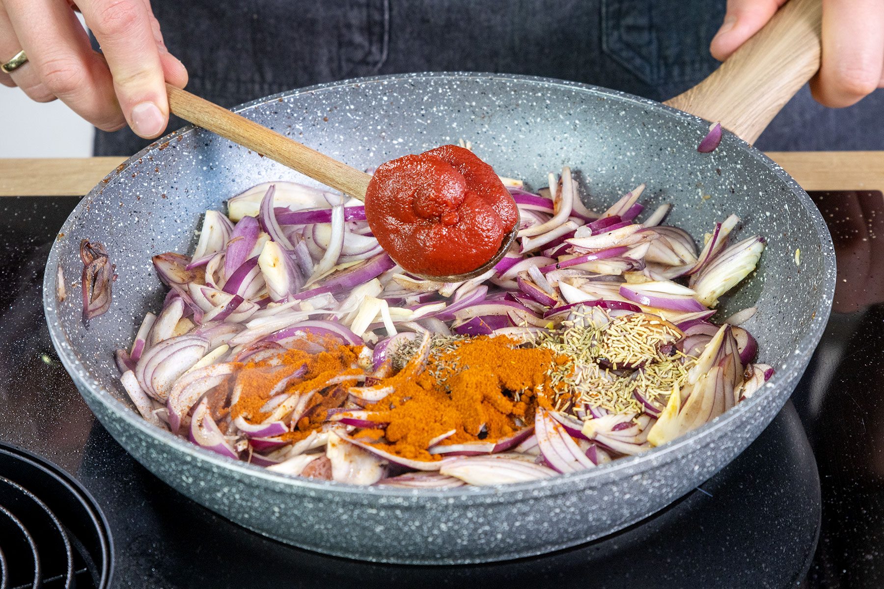 Tomatenmark zur Zwiebel geben