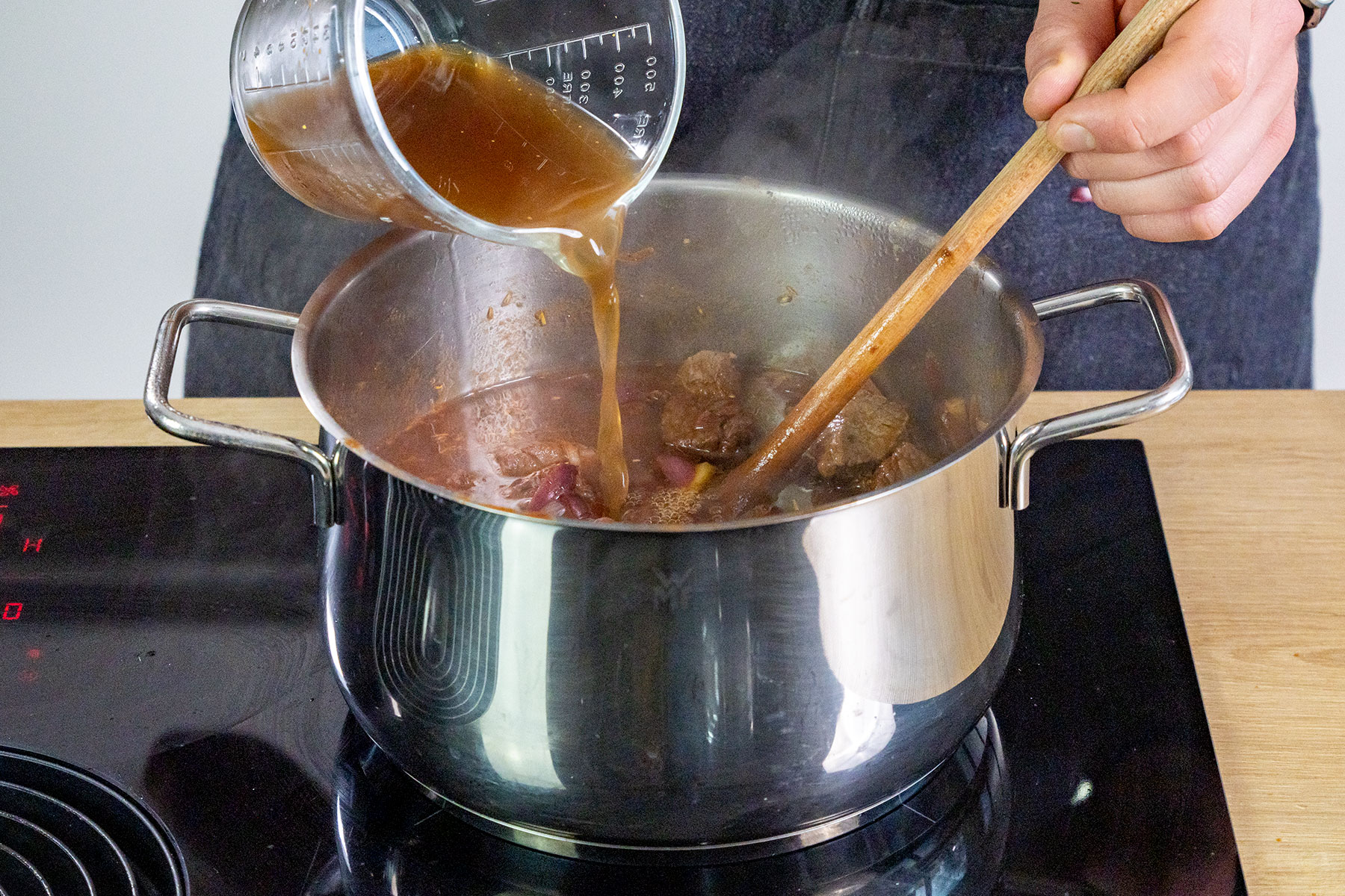 Rindergulasch mit Rinderfond aufgießen