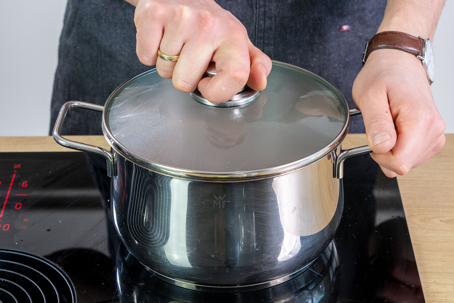 Rindergulasch mit Rotwein mit Deckel köcheln lassen