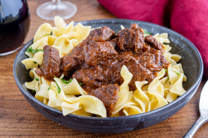 Rindergulasch mit Rotwein