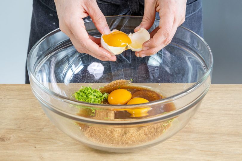 Eier zum braunen Zucker, Zitronenabrieb und Vanilleextrakt geben