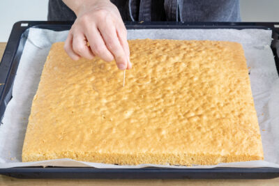 Limettenkuchen mit Zahnstocher einstechen