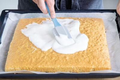 Zuckerguss auf den Limettenkuchen streichen