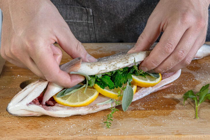 Fisch mit Kräutern und Zitrone füllen