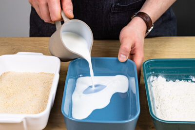 Milch in Schüssel gießen