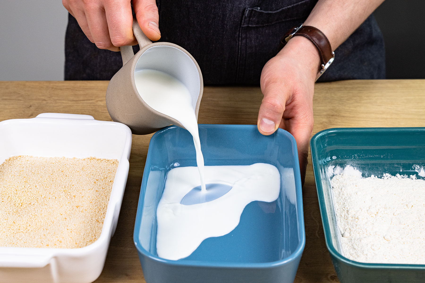 Milch in Schüssel gießen