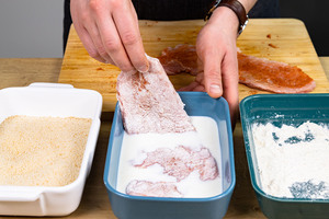 Schnitzel in Milch wenden