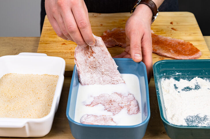 Schnitzel in Milch wenden