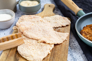 Schnitzel ohne Ei panieren