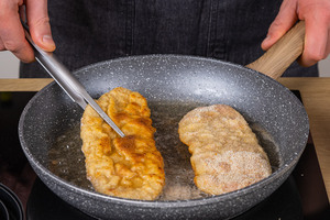 Schnitzel goldbraun anbraten