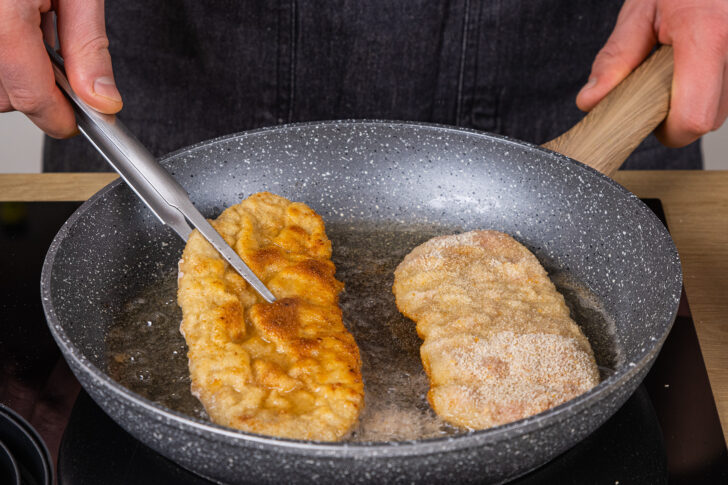 Schnitzel goldbraun anbraten