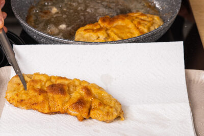 das angebratene Schnitzel auf Küchenkrepp legen
