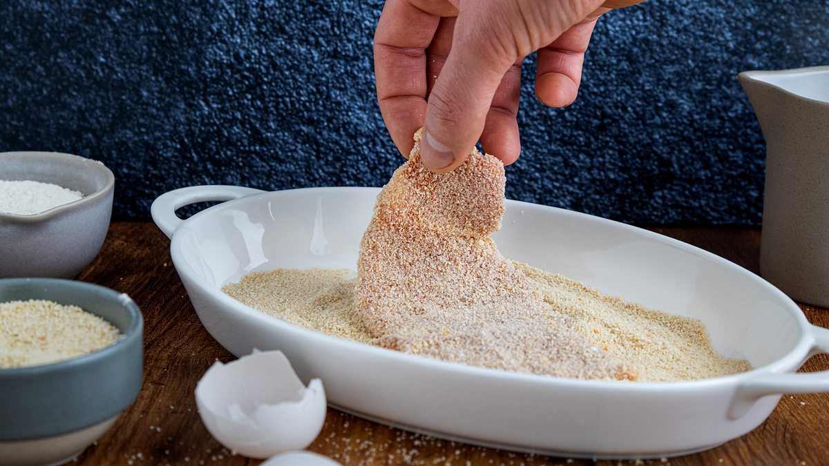 Schnitzel richtig panieren: Rezept mit Video